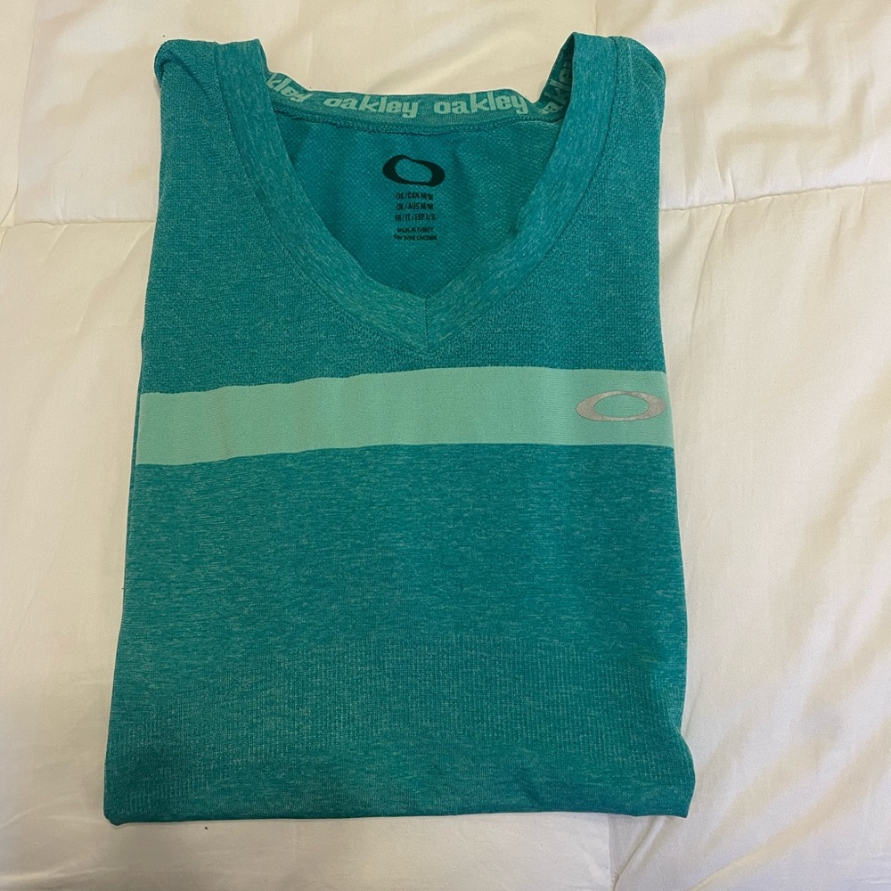 Womens Oakley T-shirt. Size medium